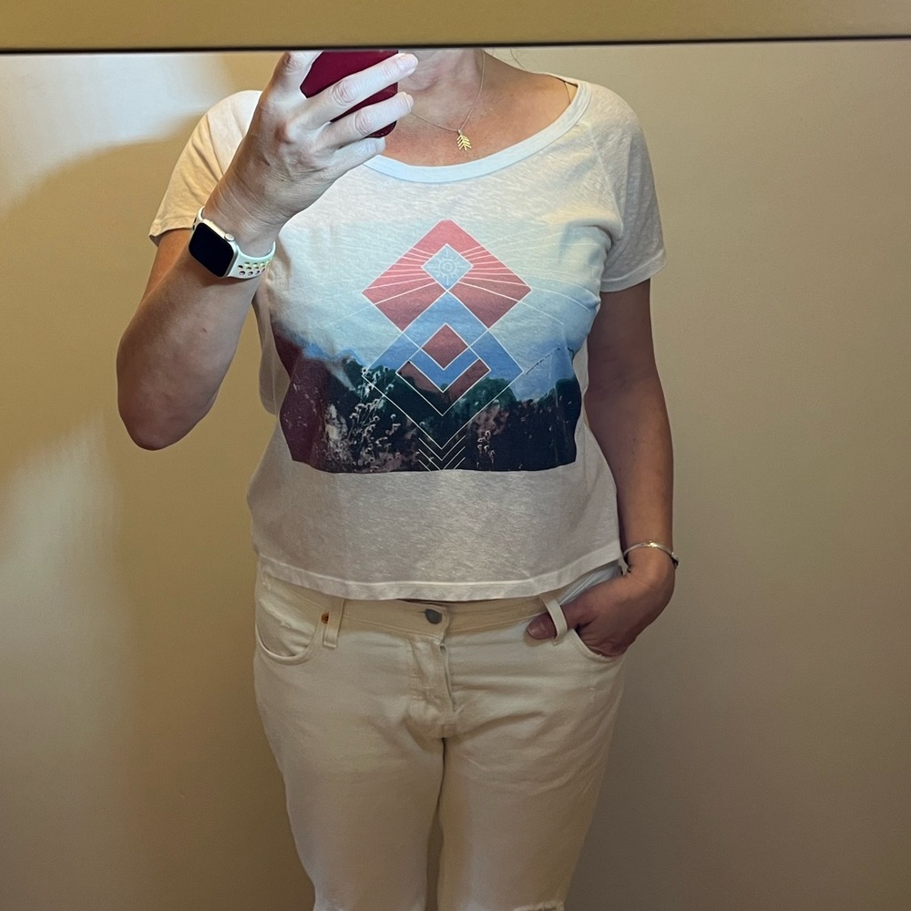 Element tshirt in excellent condition. Slight crop